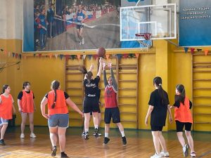 Олимпийский призер Ирина Аввакумова сыграла в баскетбол со школьниками