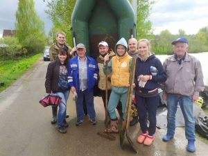 Жители д. Тяжино приняли участие в субботнике по очистке береговой линии и акватории пруда в своей деревне
