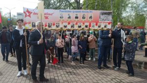 Через несколько минут с площади Молодёжи стартует шествие Бессмертного полка