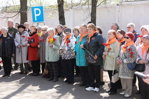 Раменчане возложили цветы к Братской могиле и мемориалу Родина-мать