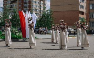 Возле Островецкой школы прошли праздничные мероприятия, которые посвящены Дню России