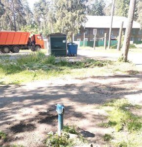 Уборка территории вокруг мусорных контейнеров в Удельной