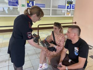 Сотрудники Госавтоинспекции провели информационно‑разъяснительную работу с посетителями РЭО ГИБДД