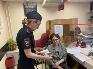 Госавтоинспекторы провели правовые ликбезы для посетителей МФЦ Раменского