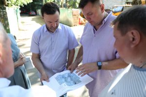 Виктор Неволин посетил стройплощадку Удельнинской поликлиники