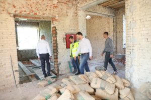 Виктор Неволин проверил ход ремонта Быковской школы №15