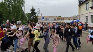 Праздник к Дню защиты детей прошел возле ДК «Заря»