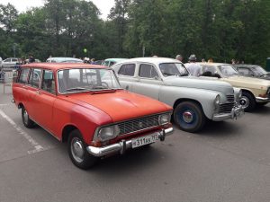 Выставка ретроавтомобилей проходит на автомобильной стоянке около Раменской детской больницы