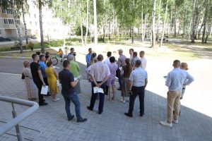 Глава Раменского г.о. Виктор Неволин осмотрел большую дворовую территорию на ул.Крымской, д.7