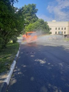 Установившаяся жаркая погода вносит коррективы в работу многих служб и ведомств округа