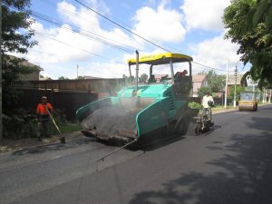 Для ремонта дороги в залинейной части города используют новый тип асфальта