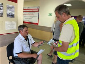 Посетителям РЭО вручили памятки безопасности на дороге