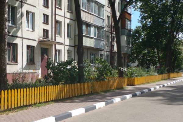 Местная «Единая Россия» помогла с благоустройством придомовой территории