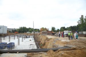 Раменские СМИ побывали на стройплощадке, где к старому зданию пристраивается новый корпус Власовской школы №13