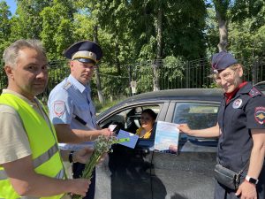 Сотрудники Госавтоинспекции и Рамавтодора накануне Всероссийского праздника семьи, любви и верности провели акцию по дорожной безопасности