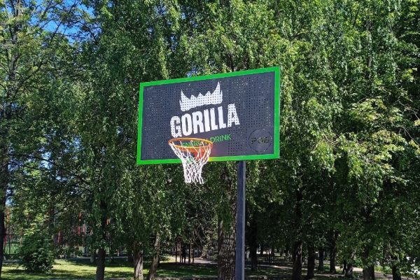  Новые баскетбольные щиты и корзины установили на баскетбольной площадке на озере «Пионер»