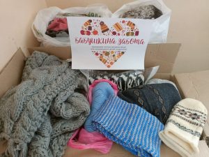 В Раменской библиотеке продолжается акция по сбору теплых вязаных вещей в помощь нуждающимся