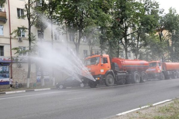 В жаркую погоду дорожные службы проводят два вида полива дорожного полотна