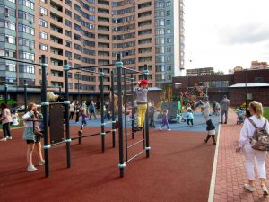 На улице Мира открыли детскую площадку