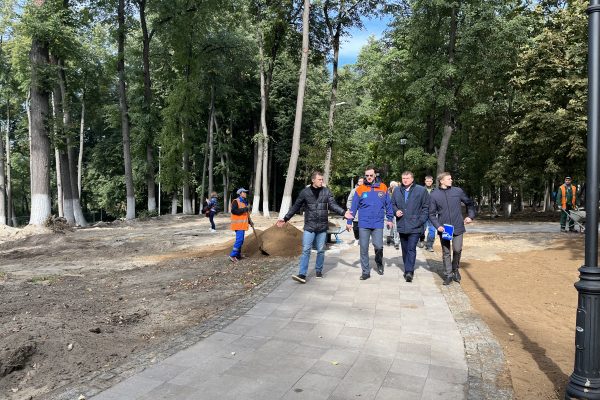 Члены партии «Единая Россия» посмотрели ход реконструкции парка