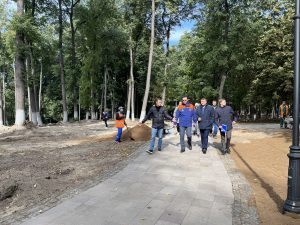 Члены партии «Единая Россия» посмотрели ход реконструкции парка