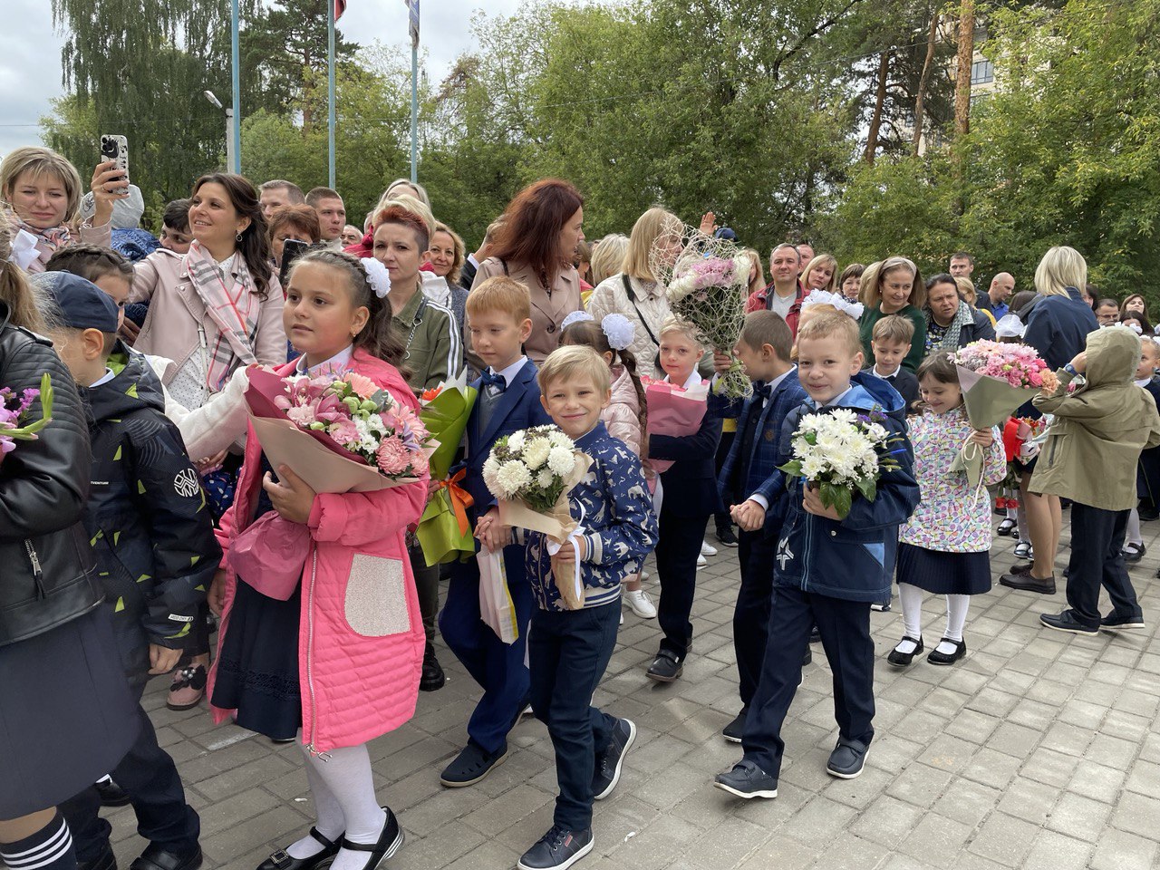 Первая раменская школа. Первоклассники. Первоклассники на линейке.