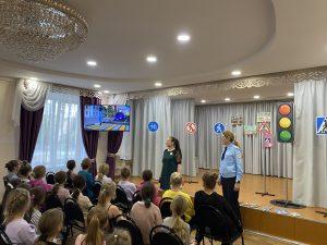 Госавтоинспекторы провели урок безопасности для воспитанников одного из центров допобразования в Раменском