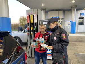 Сотрудники Госавтоинспекции  провели акцию «Засветись» для посетителей автозаправки