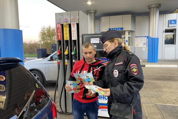 Сотрудники Госавтоинспекции  провели акцию «Засветись» для посетителей автозаправки