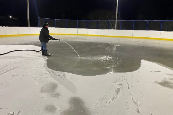 В деревне Пласкинино заливают хоккейную коробку