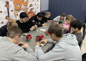 В ДК «Северянка» мастерят подарки и пишут письма участникам СВО