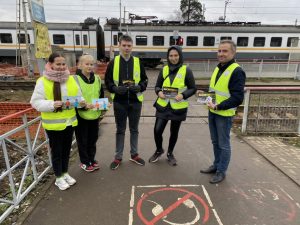 Госавтоинспекция совместно с Рамавтодором и волонтёрами провели акцию «Безопасный пешеход» вблизи железнодорожного переезда