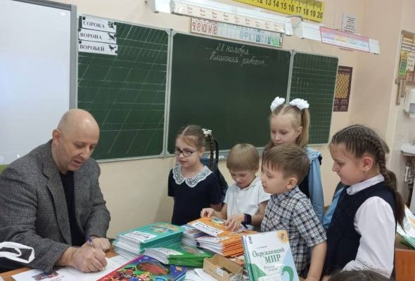 В поселке Удельная Раменского г.о. — три пешеходных моста через речку Македонка
