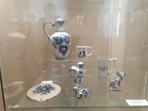 Выставка председателя Союза Гжельских мастеров Валентина Розанова открылась в Раменском