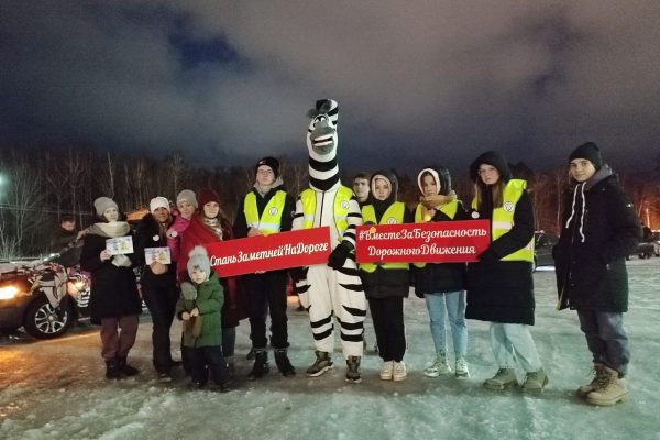 Госавтоинспекция, Рамавтодор и волонтёры из школы №5 провели акцию по безопасности во время организации инсталляции Автоелки