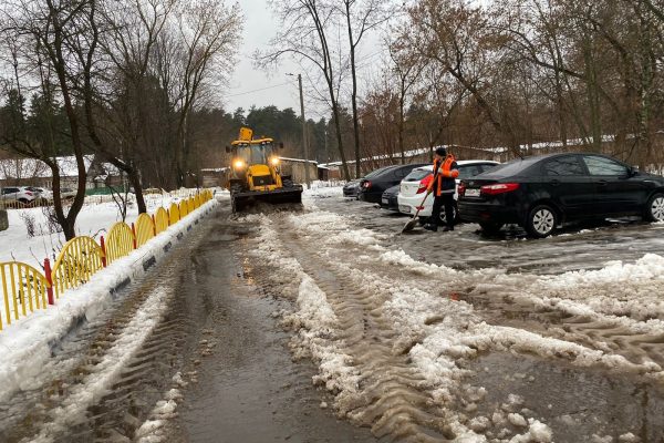 В Кратово убирают снег