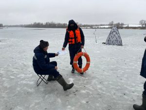 Спасатели Подмосковья предупредили рыбаков об изменении структуры льда водоемов