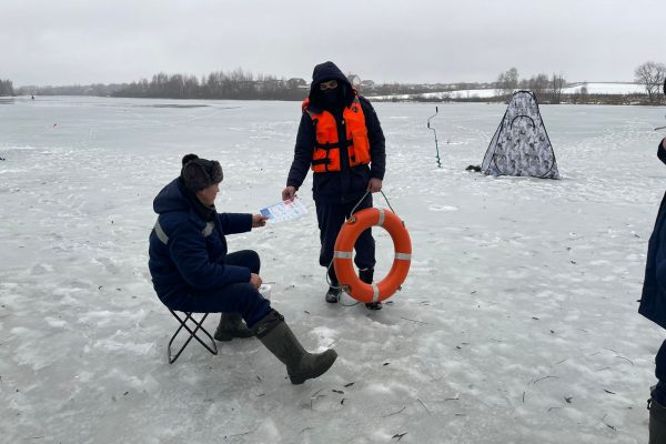 Спасатели Подмосковья предупредили рыбаков об изменении структуры льда водоемов