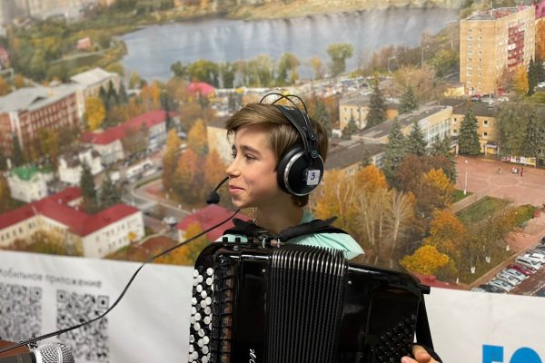 Баянист и начинающий композитор Михаил Лосьмаков сыграл на баяне во время утреннего шоу «РаменскоеLIFE»