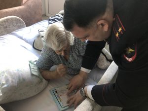 В День Победы сотрудники ОВМ вручили паспорт