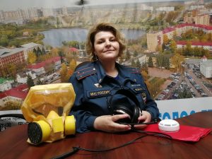 Инспектор отдела надзорной деятельности рассказывает о правилах пожарной безопасности и возможности обезопасить свое жилье