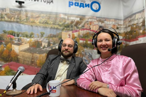 О летних концертах под соснами во дворе собственного дома рассказали их организаторы и музыканты Амина Ахмадиева и Павел Старченко