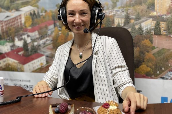 Тему кексов, чизкейков, профитролей, эклеров, брауни и прочих десертов обсудили  на утреннем шоу «Раменское LIFE»