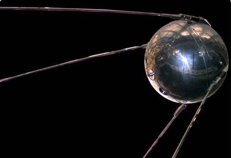 4 октября 1957 года по радио и телевидению передано сообщение ТАСС о запуске первого в мире искусственного спутника Земли