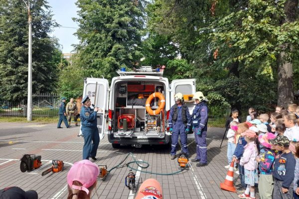 Сотрудники Раменского пожарно-спасательного гарнизона и Раменской службы спасения провели открытый урок для учащихся начальных классов МОУ СОШ №8