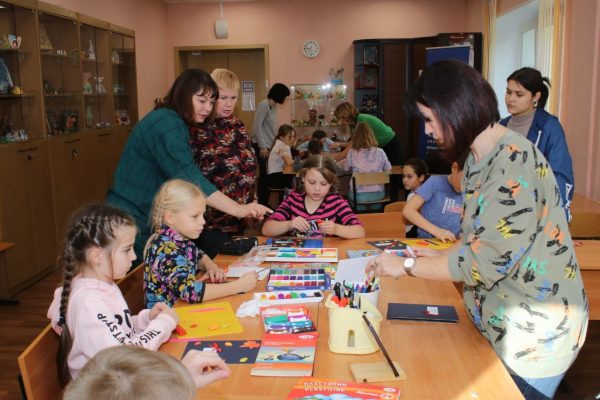 СТОРОННИКИ ПАРТИИ «ЕДИНАЯ РОССИЯ» ВМЕСТЕ С ПАРТАКТИВОМ ПРОВЕЛИ АКЦИЮ «СПАСИБО УЧИТЕЛЬ!»