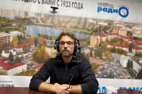Победитель конкурса «Педагогический дебют» Павел Соловьев из школы №8 стал гостем утреннего шоу Нового Раменского радио