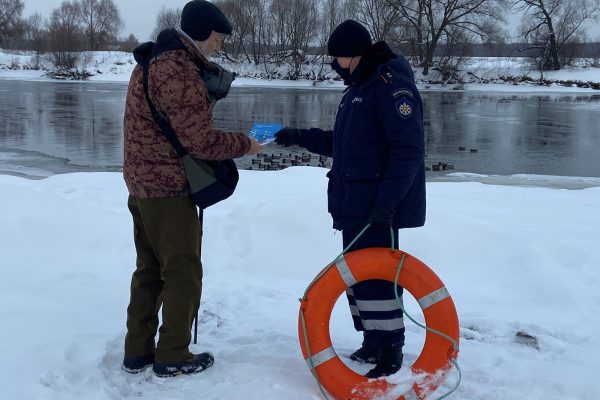 Спасатели напомнили рыбакам признаки хрупкого льда, рассказали о мерах безопасности при посещении водных объектов в зимний период