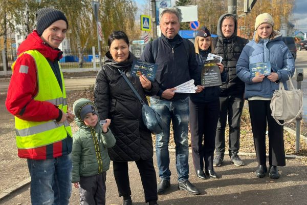 Госавтоинспекторы, Рамавтодор и волонтеры провели акцию «Пешеходный переход»