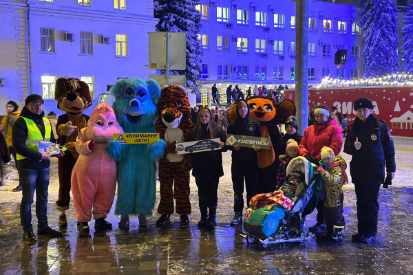 В рамках акции «Засветись — стань заметнее на дороге!» госавтоинспекторы и сотрудники Рамавтодора провели мероприятие с участием детей и их родителей в центре города Раменского